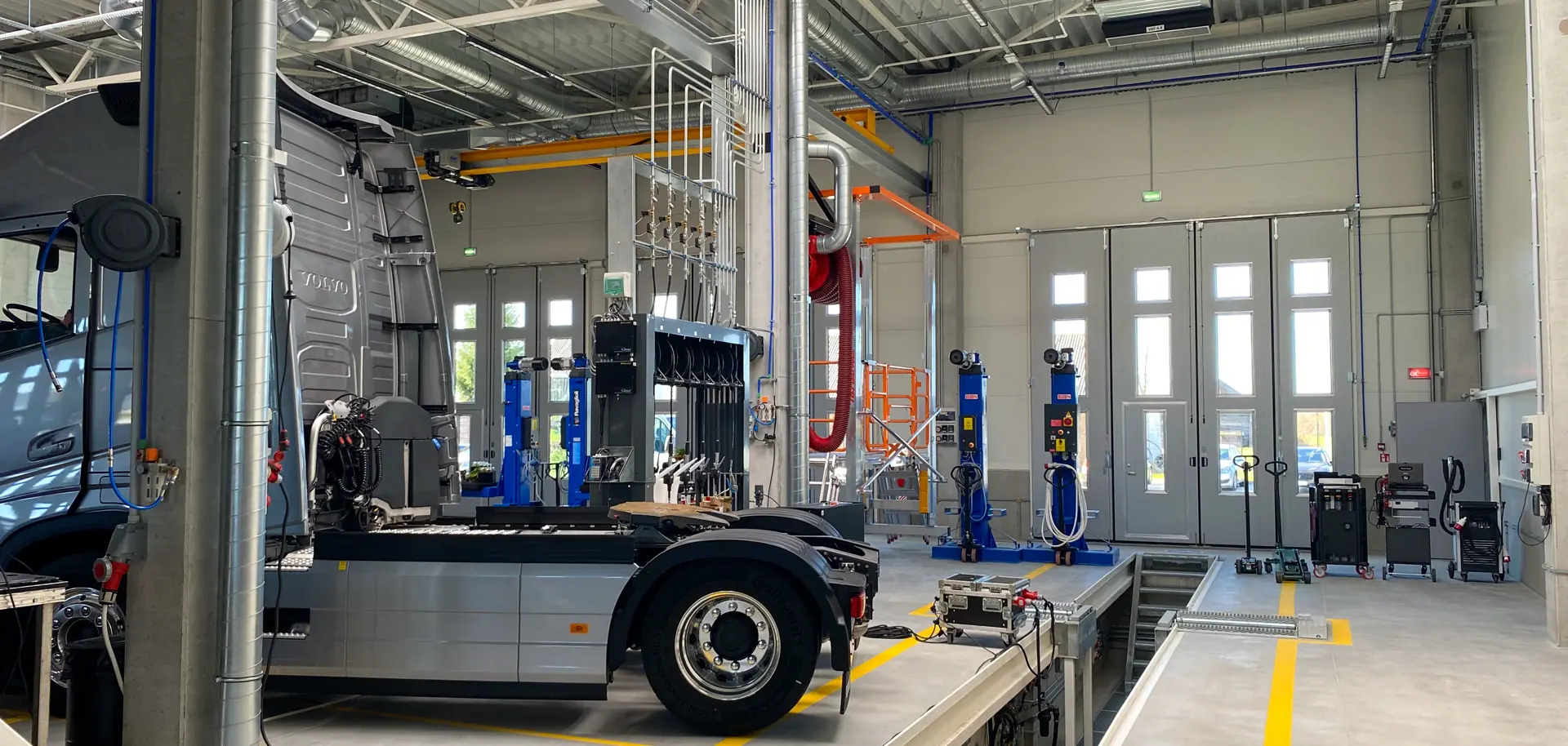 Sunkvežimių serviso cechas su mobiliomis kėlimo kolonomis