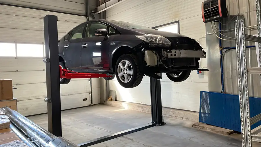 Lengvasis automobilis ant dviejų kolonų keltuvo