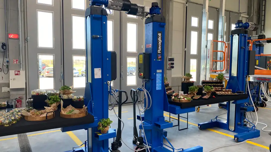Sunkvežimis ant mobilių kėlimo kolonų