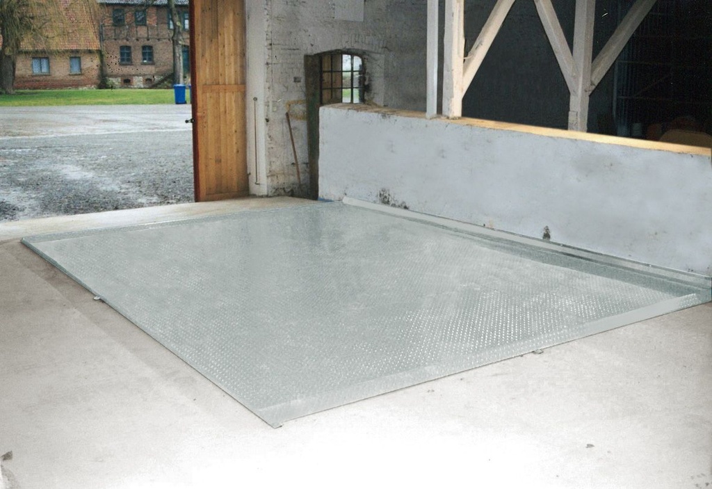Base fuel dispensing platform 5×2.5 m, with drive-over edges (8124, CEMO)